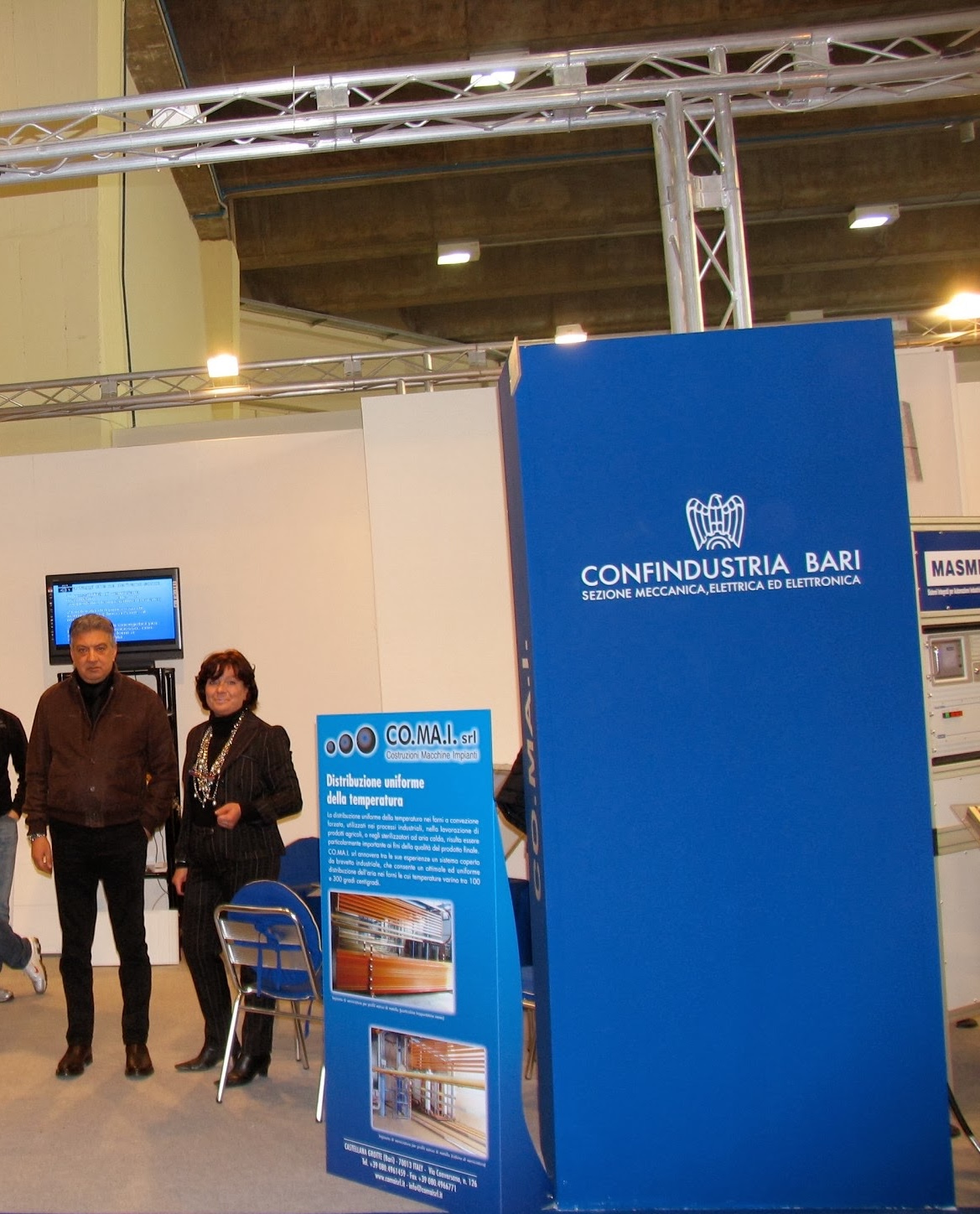 Stand CO.MA.I. alla fiera — pannelli effetto legno su profili in alluminio